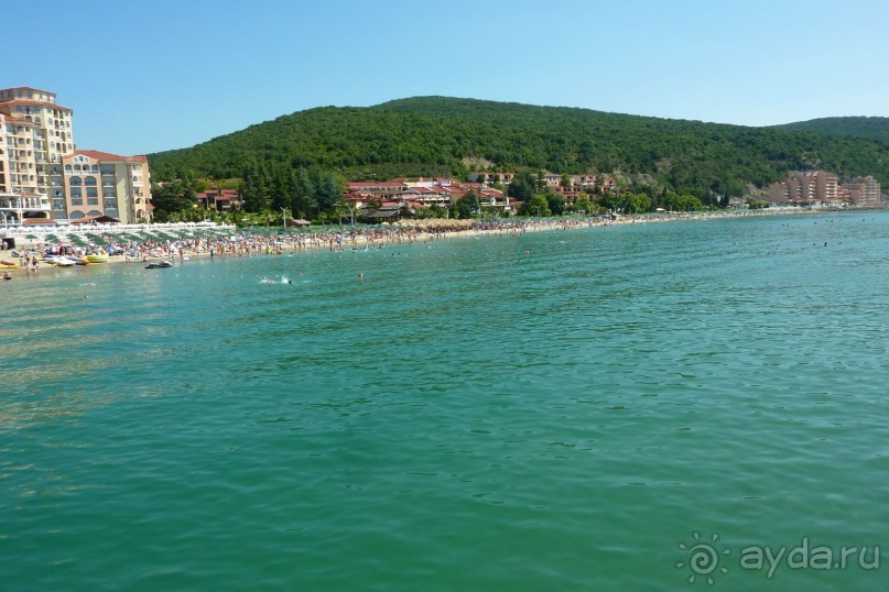 Вид на пляж вилл Елените и сами виллы.