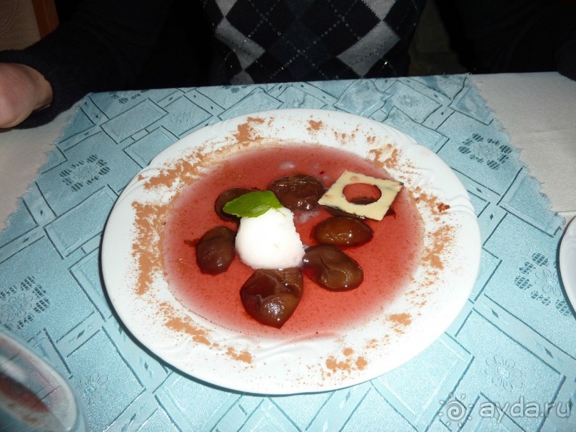 Остатки мороженного с фруктами