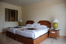 Отель утопает в зелени .