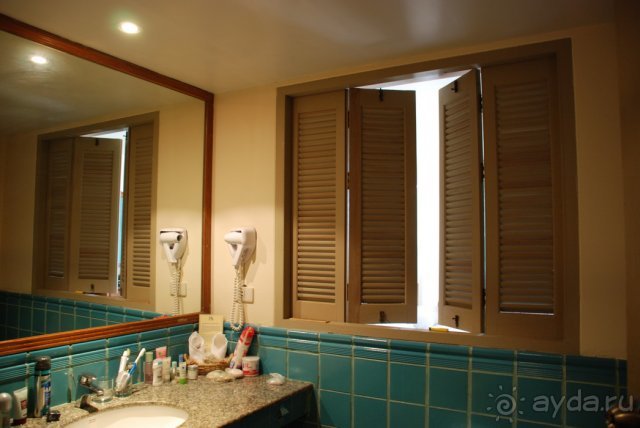 Отель утопает в зелени .