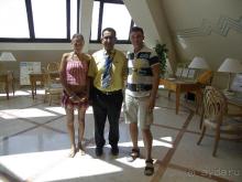 Лежать у бассейна и есть, есть, есть....