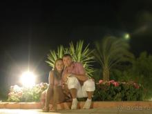 Лежать у бассейна и есть, есть, есть....