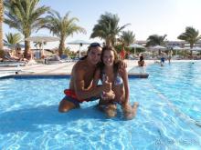 Лежать у бассейна и есть, есть, есть....