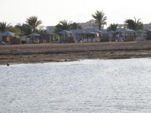 Лежать у бассейна и есть, есть, есть....