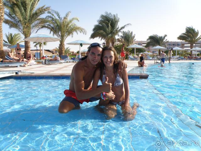 Лежать у бассейна и есть, есть, есть....