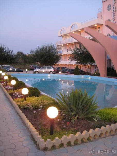 Отель "Фрегата". У входа.