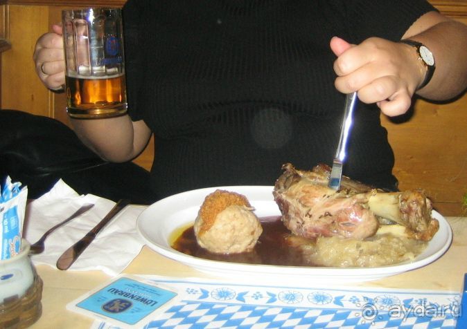 Свиная рулька и гороховый колобок