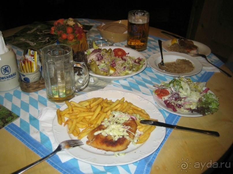 Обед в Баварском ресторане - венский шницель, картошка, капуста...