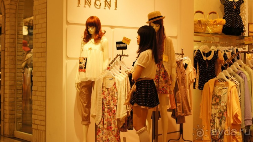 Типичная девушка-продавец