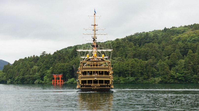 Этот кораблик везет к подножию Фудзи
