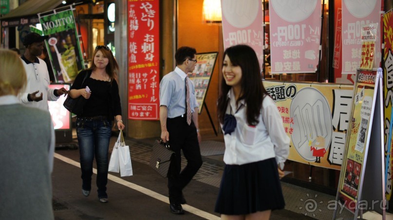 Девушка-зазывала на улице "Красных фонарей" в Синдзюку