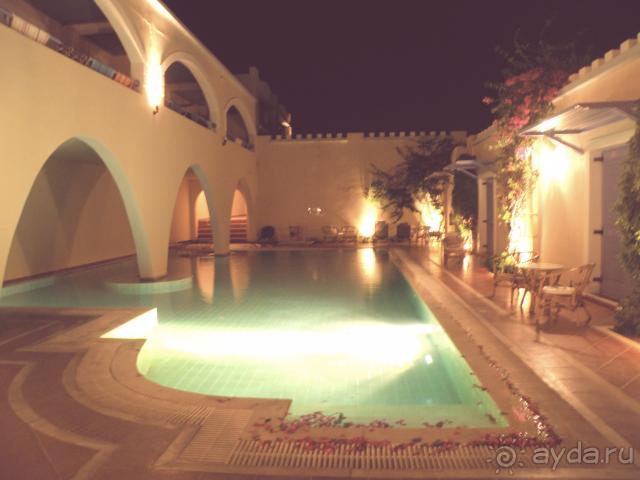  дворик с бассейном