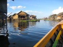 На озере несколько сотен домов разного размера и зажиточности