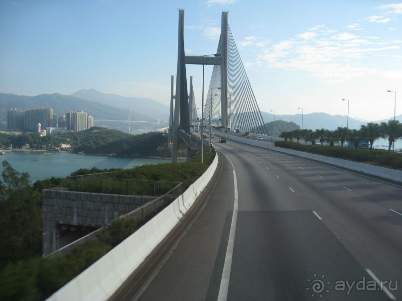 Один из самых длинных подвесных мостов в мире.