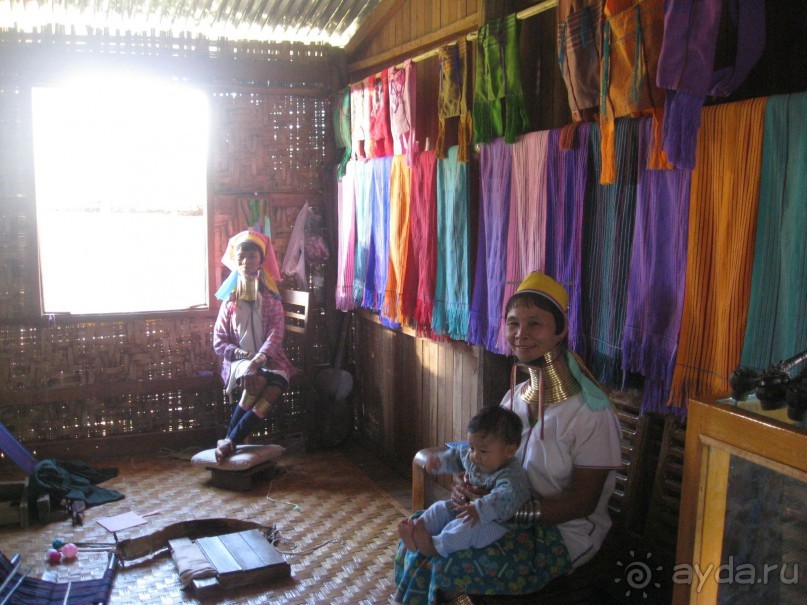 На фабрике работают и длинношеие работницы