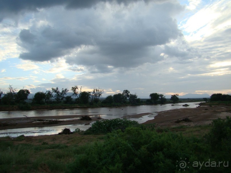 Самбуру. Купаться в этой речке не стоит, крокодилы ждут, ждут…