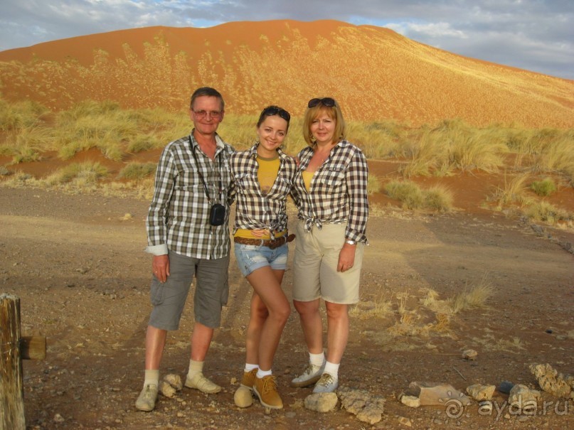 Пустыня Намиб, дорога в Сосусвлей. Используем Морнея, чтобы сняться втроем.