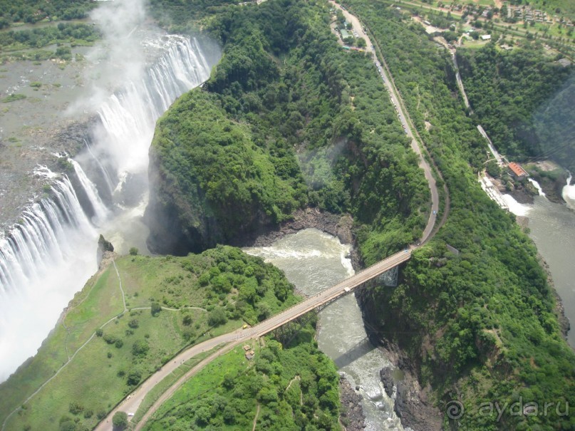 С вертолета водопад и мост между Зимбабве и Замбией. Зимбабве внизу снимка.