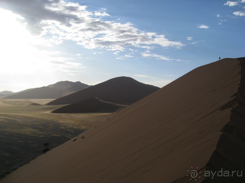 Пустыня Намиб. Если присмотритесь, увидите мою дочь на вершине.