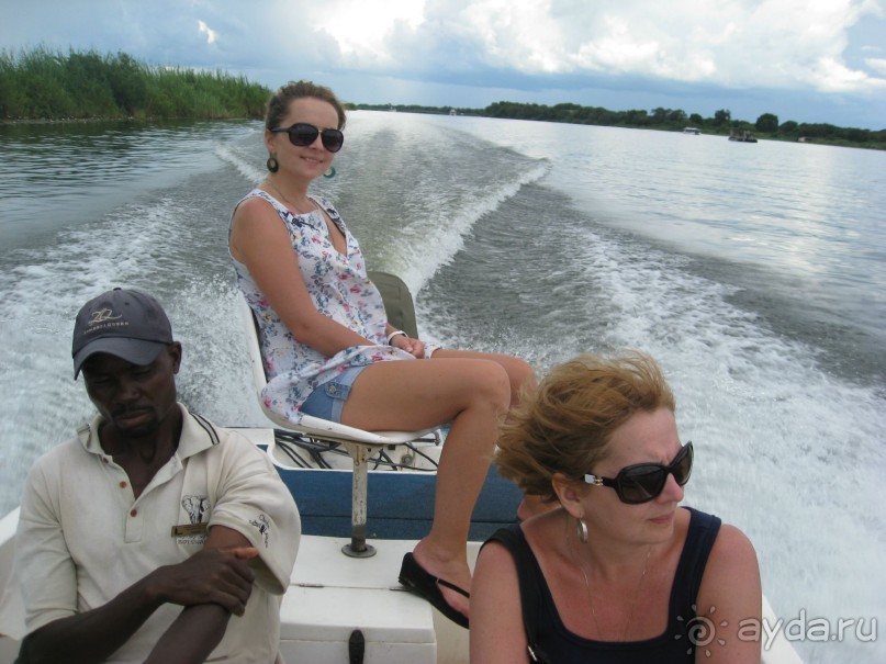 По реке Чобе плывем в намибийскую деревню.