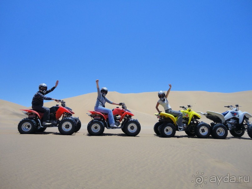 На квадроциклах у дюны 7 недалеко от Валвис-Бэй.