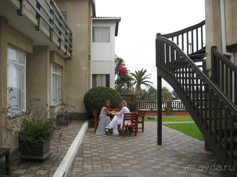 Дворик отеля Рапмунд в Свакопмунде.