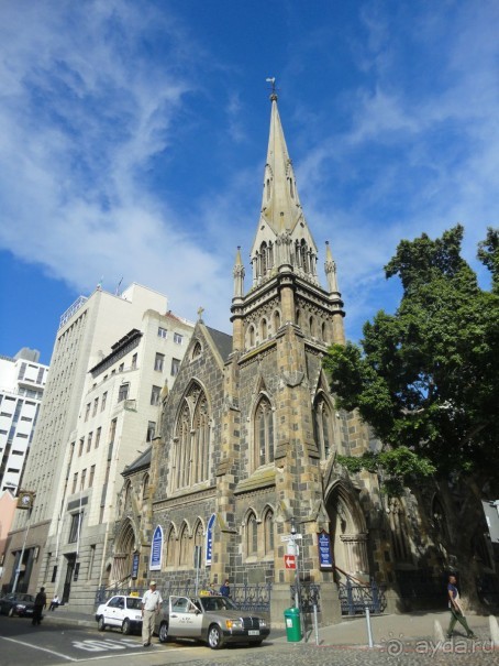 Иллюстрация к местоположению отеля Тюдор в Кейптауне. Отель примыкает к церкви с правой стороны.