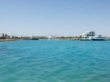 Вид на отель с моря