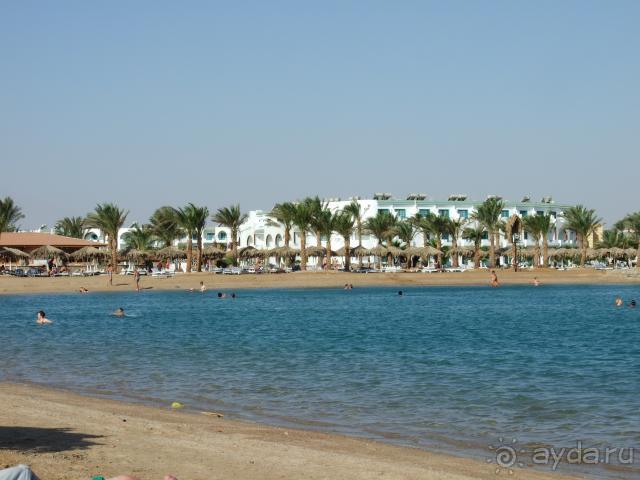 Вид на отель с пляжа