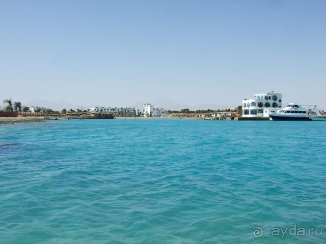 Вид на отель с моря