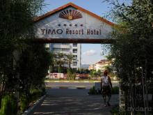 Огромный отель,просторный холл, номера.