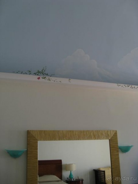Потолок в номере. Небо, облака и веточка