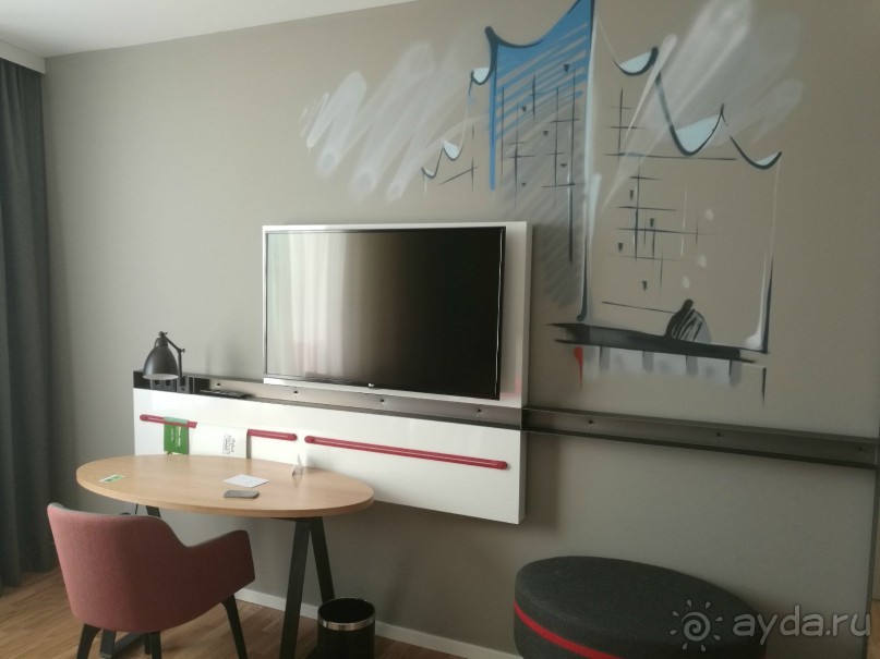 свежий эллипс-высотка