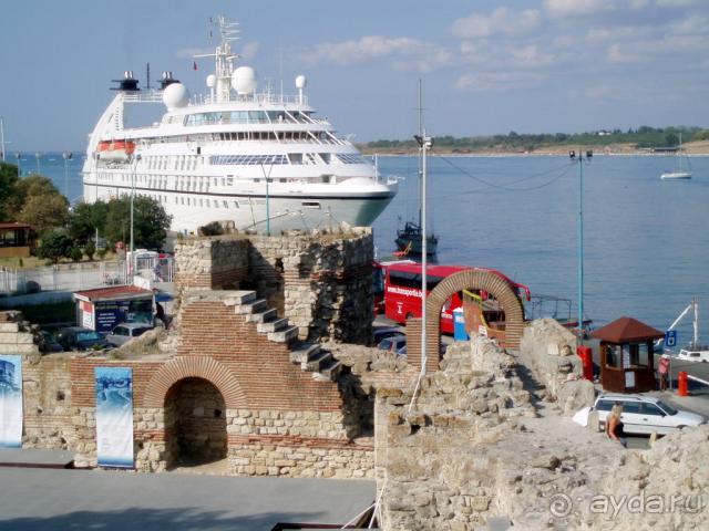 Старинный амфитеатр и порт