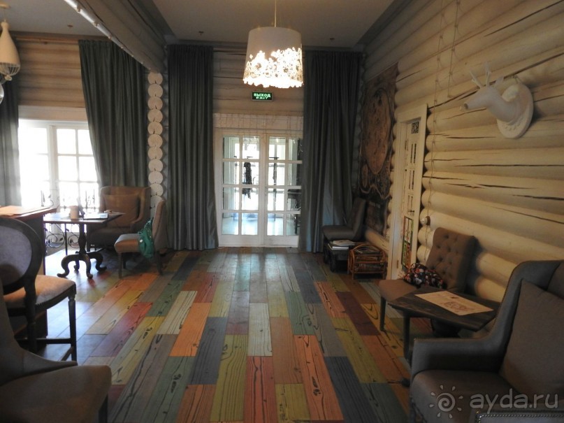 Среди лесов на  озере ледникового происхождения вырос уютный загородный отель