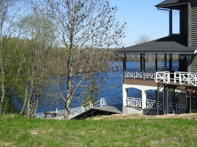 Среди лесов на  озере ледникового происхождения вырос уютный загородный отель