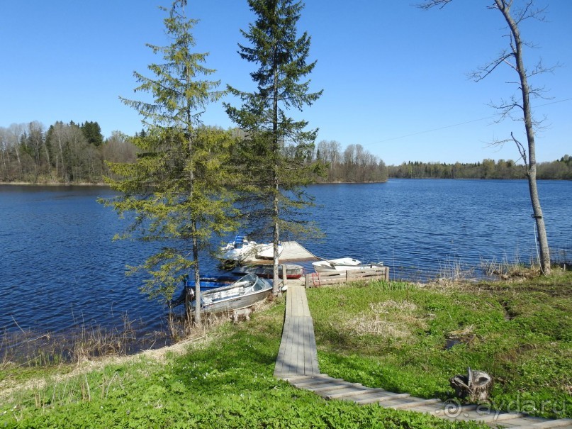 Среди лесов на  озере ледникового происхождения вырос уютный загородный отель