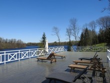 Среди лесов на  озере ледникового происхождения вырос уютный загородный отель