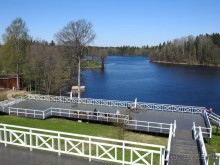 Среди лесов на  озере ледникового происхождения вырос уютный загородный отель