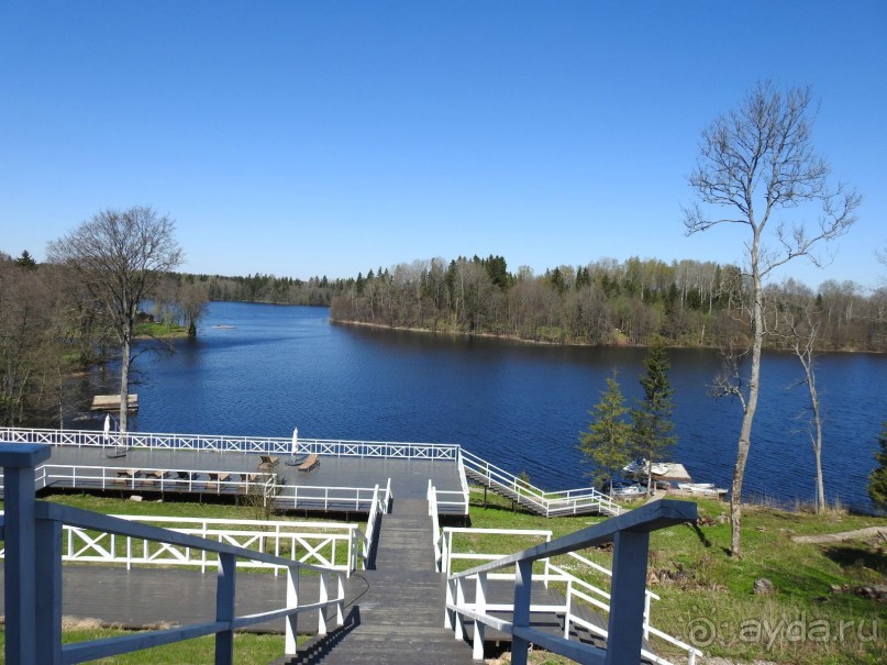 Среди лесов на  озере ледникового происхождения вырос уютный загородный отель