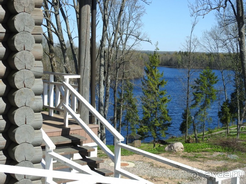 Среди лесов на  озере ледникового происхождения вырос уютный загородный отель