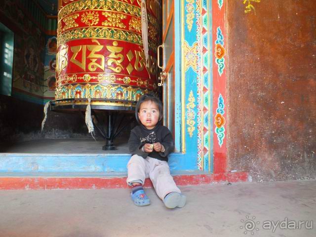 Ребенок возле молебенного барабана