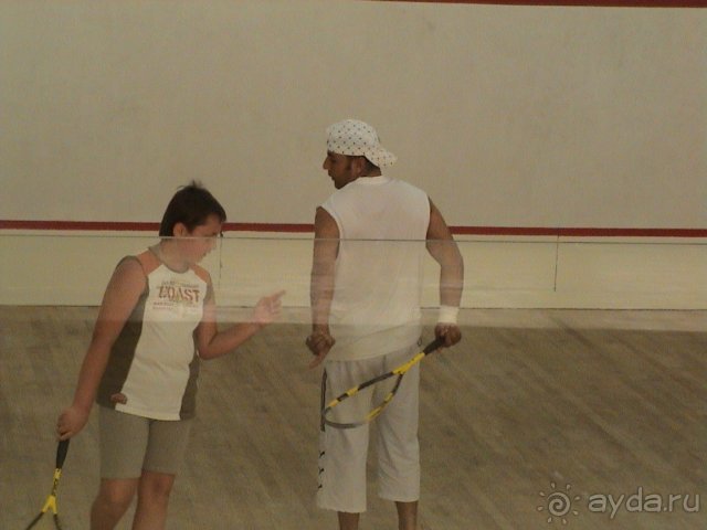 Миша Киричек играет в сквош в отеле Sheraton Soma Bay