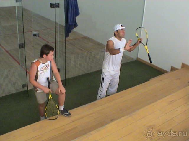 Миша Киричек внимает советам тренера по сквошу