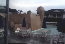 Одна из детских площадок.Идет тропический дождь