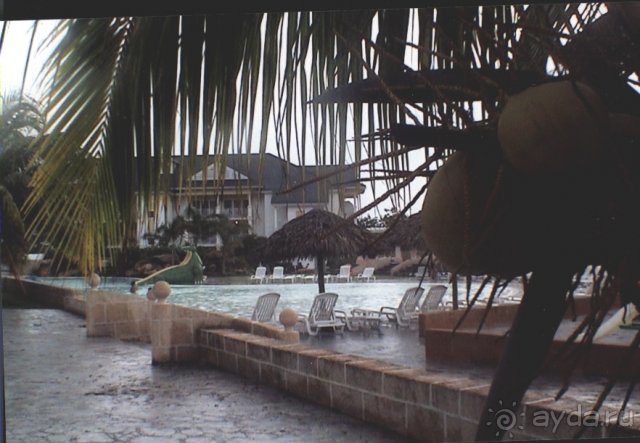 Детская площадка.А тропический дождь все идет...