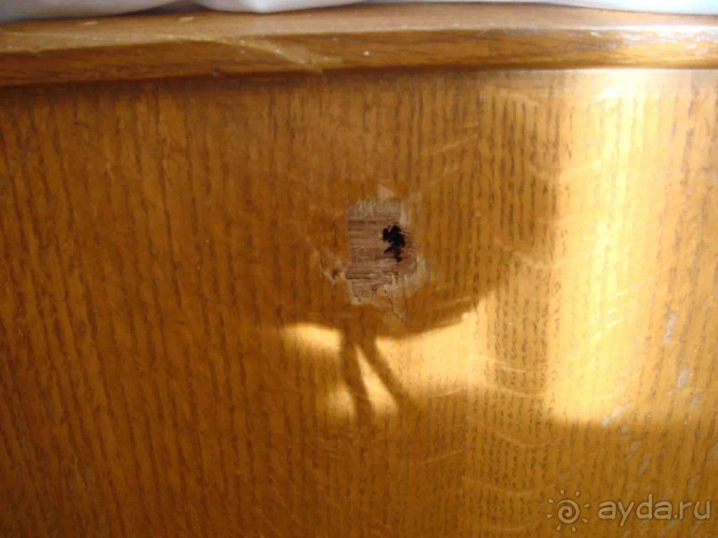 это дырка от гвоздя, из кровати который торчал, здоровый! кто не ЙОГ, внимательней!(