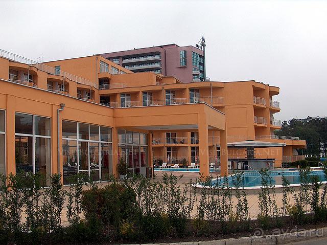 Неплохой отель для семейного отдыха в нескольких шагах от моря.