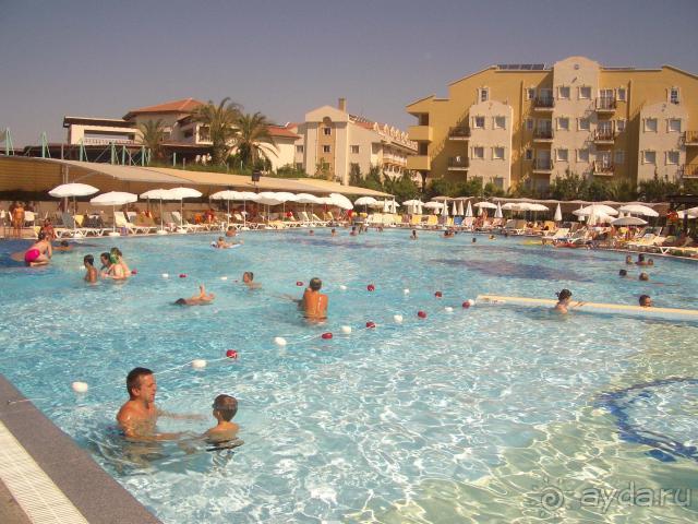 Большой бассейн отеля.