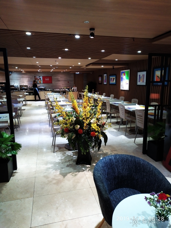 Отель напротив рынка Бен Тань